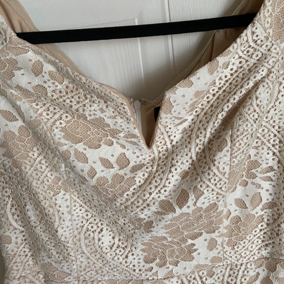 Le Chateau lace dress - Picture 3 of 7